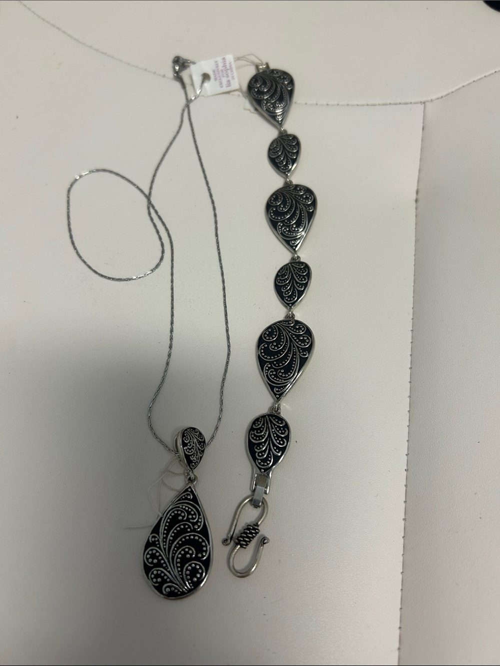 Filigree Teardrop Pendant Necklace – Black and Silver